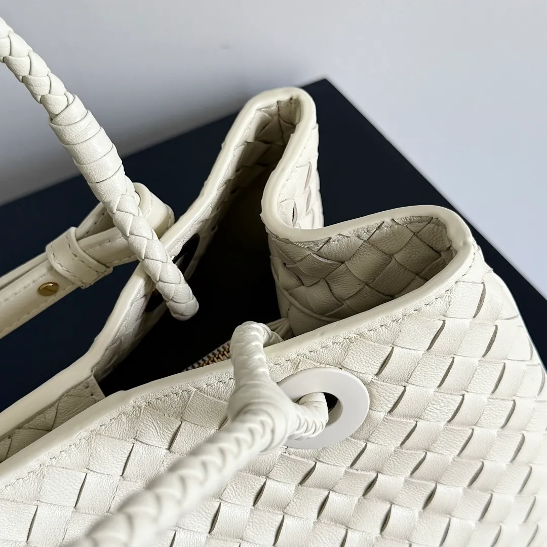 Batch 2200 Bottega Veneta Basket new woven handbag. The classic tote bag style has its own elegant and elegant temperament. It does not feel out of place whether it is commuting or casual outings. It is suitable for various occasions! The design of the woven handle is the finishing touch. The hand-woven texture is delicate and rich in texture. It is not only beautiful, but also extremely comfortable to hold. It looks low-key when held in the hand, but in fact it exudes luxurious charm. Iconic weaving process, each weave is tight and even, showing BV's exquisite production technology. The metal ring decoration is perfectly connected with the bag body, adding a sense of modernity and sophistication to the whole. Moreover, the lines of the bag body are smooth and natural, and the curvature is ergonomic. It can be perfectly adapted whether it is carried on the shoulder or carried in the hand, showing an elegant posture. Style number: 836261 Size: 31*18.5*16cm
